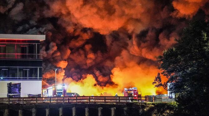 Ein neues Logistik- und Verwaltungsgebäude stand zuerst in Flammen.