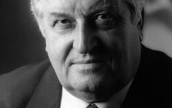 Der ehemalige Universitätsmusikdirektor Alexander Sumski auf einem Porträtfoto.   FOTO: PRIVAT