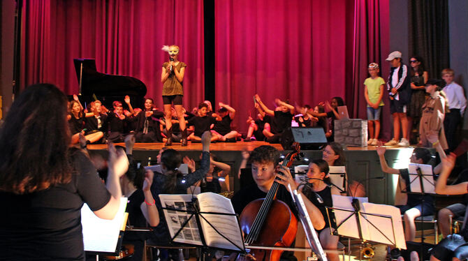 Der Mädchen- und Jungenchor sowie die kleinen Bläser und Streicher des Friedrich-Schiller-Gymnasiums beeindruckten mit dem Music