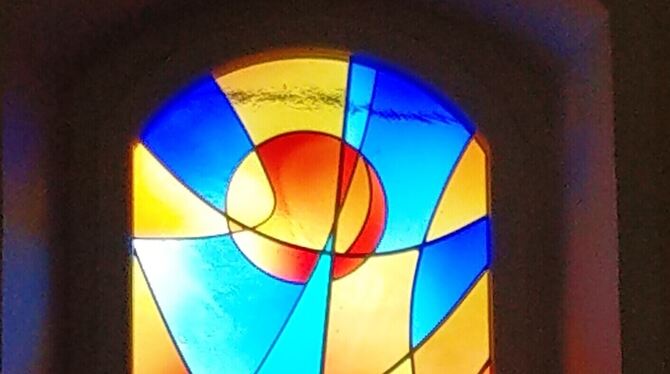 Das neue Bleiglasfenster strahlt über dem Eingang.  FOTOS: BÖHM