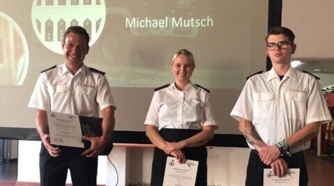 Beförderungen bei der Riedericher Feuerwehr: (von links) Michael Mutsch, Natalie Schell, Marc Wiedwald.  FOTO: FEUERWEHR