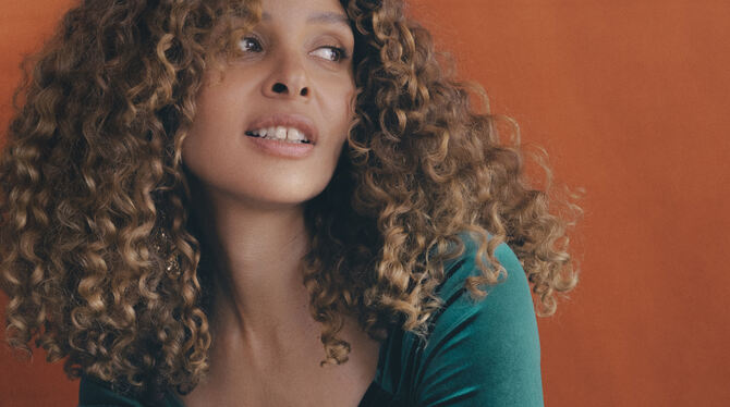 Joy Denalane widmet sich dem ursprünglichen Soul der 1960er-Jahre. Ihr Album »Let Yourself Be Loved« stellt sie am 5. August in