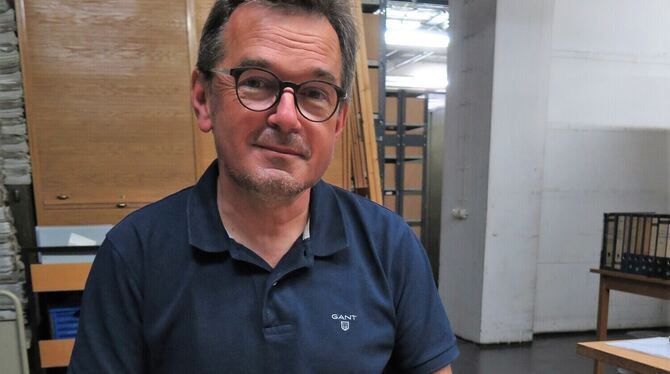 Gerald Kronberger mit Hermann Hesses Manuskript der 1906 erschienenen Erzählung »Unterm Rad«, das im Stadtarchiv lagert. Datiert