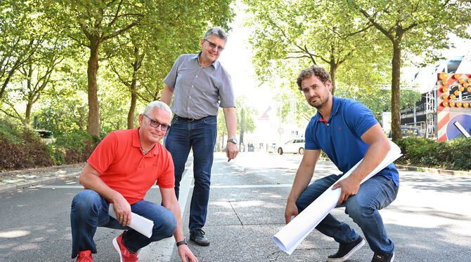 Ganz schön rissig: Andreas Witzemann (links), Bernd Eger und Timo Eyb auf der sanierungsbedürftigen Lederstraße.  FOTO: PIETH