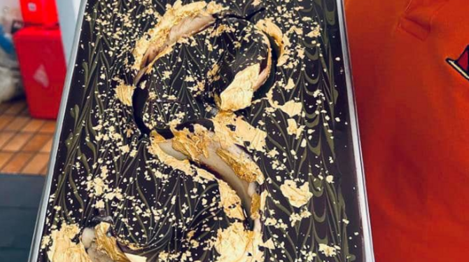 So sieht das fertige Gold-Eis in der Kühltheke aus.