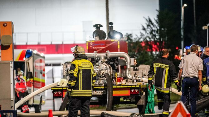 Rund 400 Rettungskräfte waren in der Brandnacht im Einsatz.  FOTO: SDMG