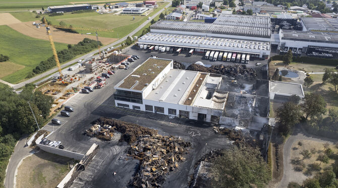 Eine zerstörte Halle und ein Haufen verbrannter Reifen und Metall: Dieser Anblick bietet sich auf dem Firmengelände von Reifen G