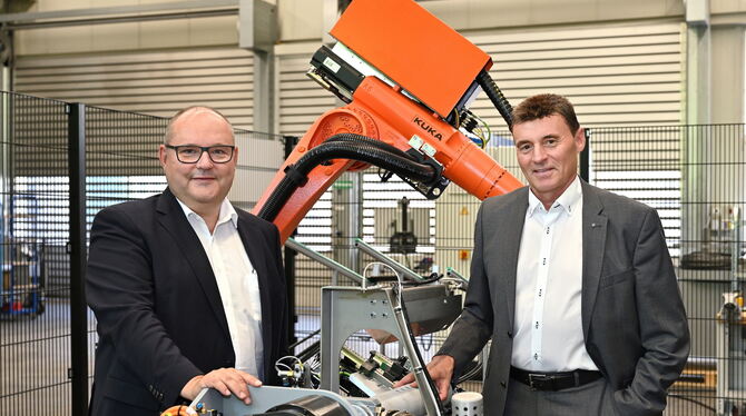 Vorstandssprecher Uwe-Peter Weigmann (links) und Vorstandsmitglied Martin Holder von der Reutlinger Wafios AG führen eine neue K