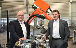 Vorstandssprecher Uwe-Peter Weigmann (links) und Vorstandsmitglied Martin Holder von der Reutlinger Wafios AG führen eine neue K