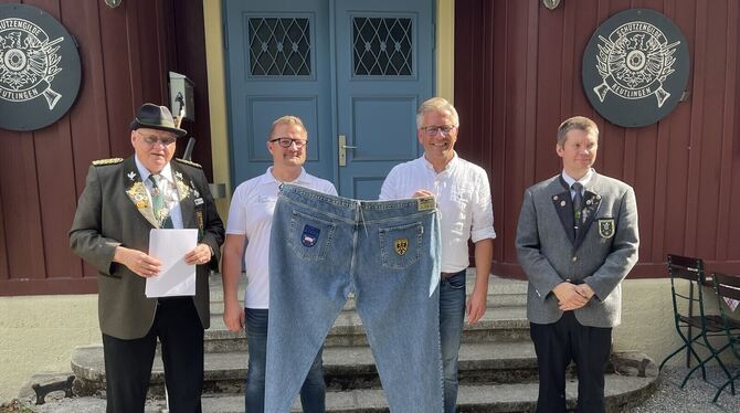 Präsentieren den Hauptpreis: (von links) Wolfram E. Mewes, Stefan Wörner, Roland Wintzen, Michael Dittmann. FOTO: PRIVAT Präsentieren den Hauptpreis: (von links) Wolfram E. Mewes, Stefan Wörner, Roland Wintzen, Michael Dittmann. FOTO: PRIVAT