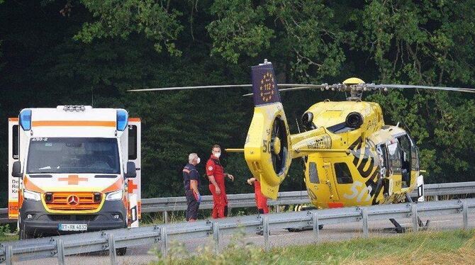 Eine Person wurde mit dem Rettungshubschrauber in das Bundeswehrkrankenhaus nach Ulm geflogen.