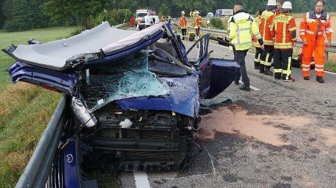 Völlig demoliert: Ein Auto, das in einen schweren Unfall zwischen Gomadingen und Bernloch verwickelt war.