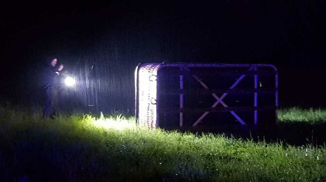 Die umgestürzte Gondel des Heißluftballons an der Unfallstelle.