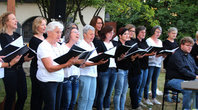 Sängerinnen des Frauenchors »Cantas« sowie des Kirchenchors gaben im Kirchhof der Sankt-Blasiuskirche ein Konzert FOTO: LEIPPERT