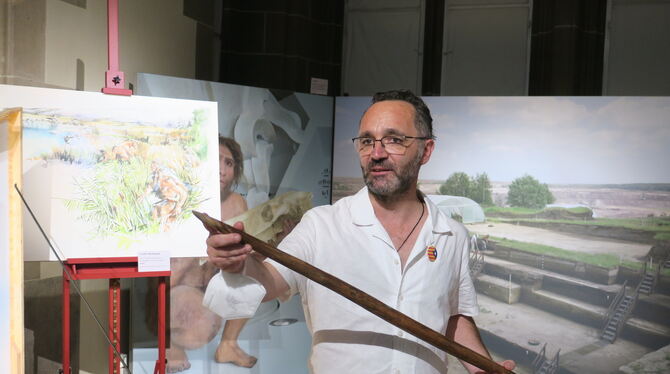 Ausgereifte Technik: Jordi Serangeli, Grabungsleiter in Schöningen, präsentiert die Nachbildung eines 300 000 Jahre alten Wurfsp