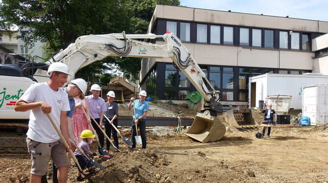 Spatenstich für den Neubau der Theologischen Hochschule mit tatkräftiger Unterstützung des Nachwuchses.  FOTO: DÖRR