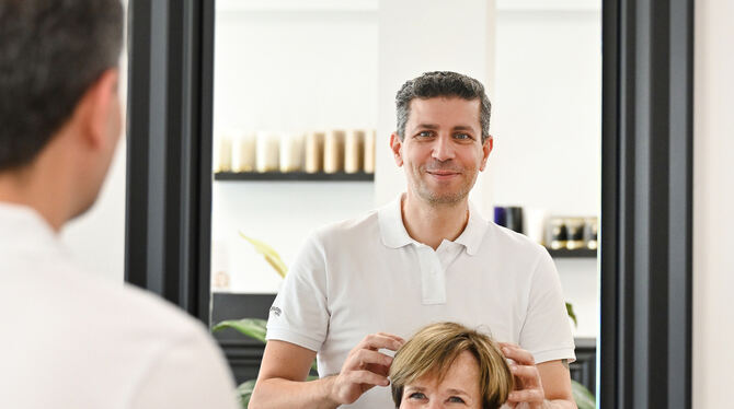 Nach sieben Jahren am Ziel: Ghassab Al Nakoula in seinem Salon »Maestro – Dein Friseur«. Susanne Schöpfer hat ihn auf seinem Weg