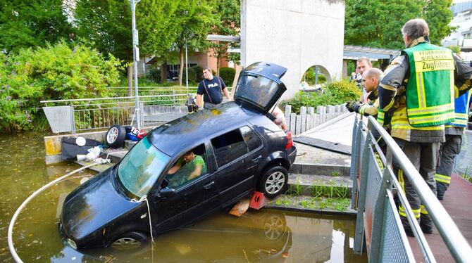 Betrunkener Autofahrer fährt in Teich
