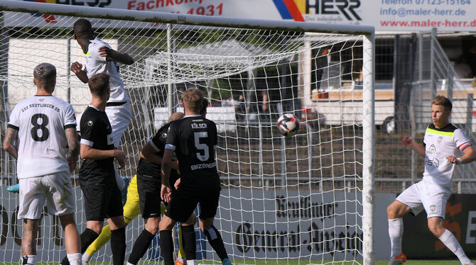 Denis Lübke (rechts) verkürzt in dieser Szene auf 1:2. Am Ende verliert der SSV Reutlingen gegen die TSG Balingen mit 2:3. FOT Denis Lübke (rechts) verkürzt in dieser Szene auf 1:2. Am Ende verliert der SSV Reutlingen gegen die TSG Balingen mit 2:3. FOT