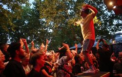 Der Beatstaeks-Sänger Arnim Teutoburg-Weiß feuerte das Publikum zum Mitsingen an.