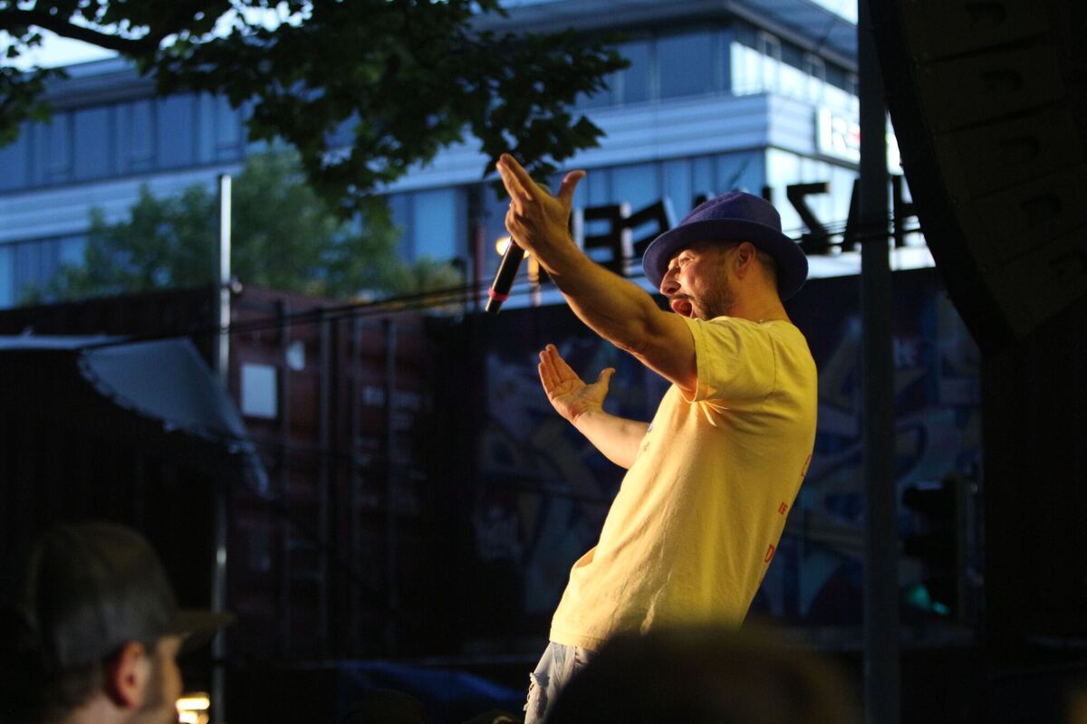 Sänger und Frontmann Arnim Teutoburg-Weiß versprach dem Fans in Reutlingen das Konzert des Jahres und gab alles.