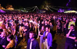 Das generationsübergreifende Publikum in Sommerabendstimmung.  FOTOS: MEYER