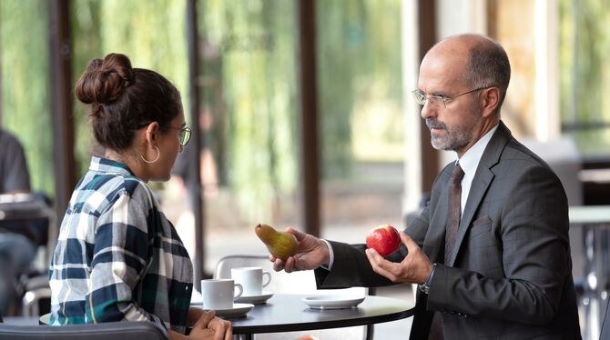 Christoph Maria Herbst (rechts) als Professor Pohl und Nilam Farooq als Naima in einer Szene des Films »Contra«.