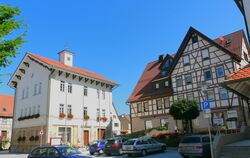 In dem Fachwerkgebäude rechts neben dem Walddorfhäslacher Rathaus soll nach der Vorstellung des Gemeinderats im ehemaligen Schre