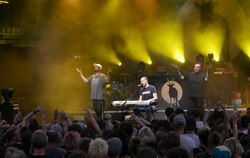 Danger Dan verteidigt die Kunstfreiheit am Klavier.  FOTOS: FINK