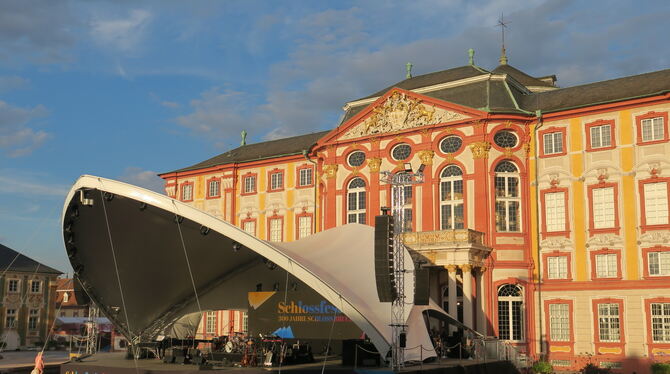 »Schwangere Auster« vor Barockpracht: die Bühne der Schlossfestspiele.  FOTOS: KNAUER