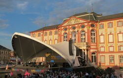 »Schwangere Auster« vor Barockpracht: die Bühne der Schlossfestspiele.  FOTOS: KNAUER