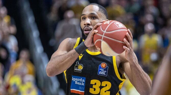 Tekele Cotton hält den Ball zum Freiwurf bereit