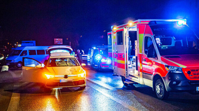 Auf der vierspurigen B10 bei Esslingen wurde der Fußgänger von einem Auto erfasst und tödlich verletzt.