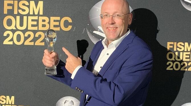 Der ehemalige Zauberweltmeister räumt in der diesjährigen Weltmeisterschaft einen Sonderpreis ab: Martin Eisele mit seinem "Card