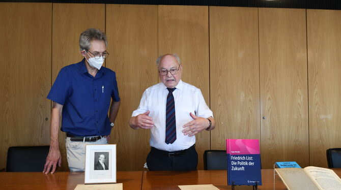 Stadtarchivar Dr. Roland Deigendesch (links) und Professor Dr. Dr. Eugen Wendler sind ganz begeistert von einer Sammlung von Bri