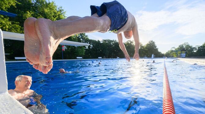 Frühschwimmer im Freibad