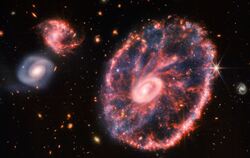 Rosa-blau gesprenkelte Galaxie