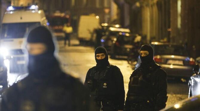 Vermummte Polizisten sperren den Ort des Einsatzes in Vervier ab. Foto: Olivier Hoslet