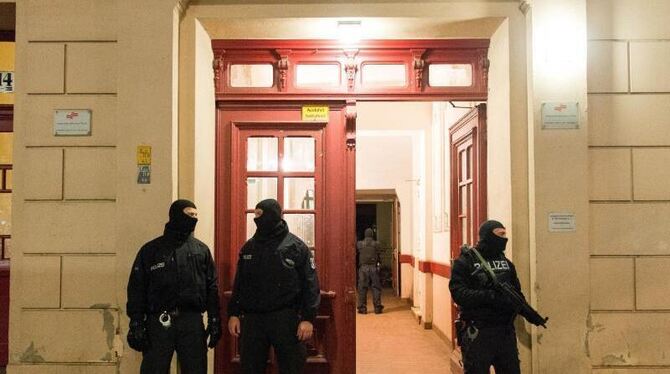 Mehr als 200 Polizisten, darunter Spezialeinsatzkräfte, hatten mehrere Objekte in Berlin durchsucht. Foto: Lukas Schulze