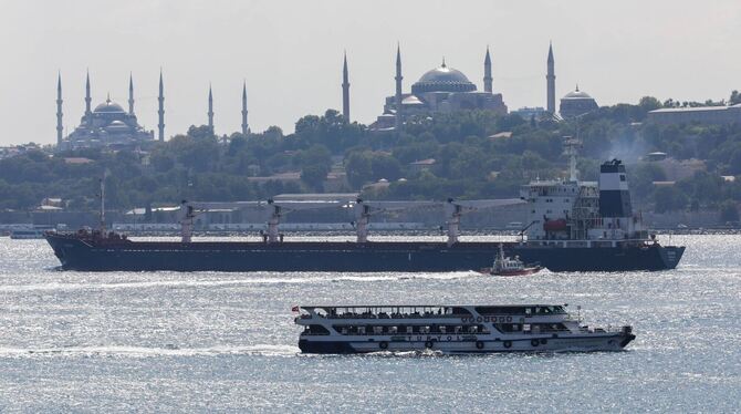 Erstes Getreide-Schiff vor Istanbul