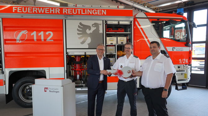 18 Tonnen schwer und 320 PS stark (von links): Roland Wintzen übergibt das Fahrzeug an Martin Reicherter (Abteilungsleiter Techn