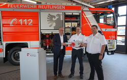 18 Tonnen schwer und 320 PS stark (von links): Roland Wintzen übergibt das Fahrzeug an Martin Reicherter (Abteilungsleiter Techn