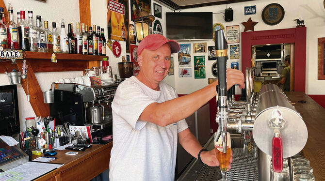 Um die teuren Abo-Preise wieder reinzuholen, müssen bei Zentrale-Wirt Uwe Marchl einige Biere über die Theke gehen.