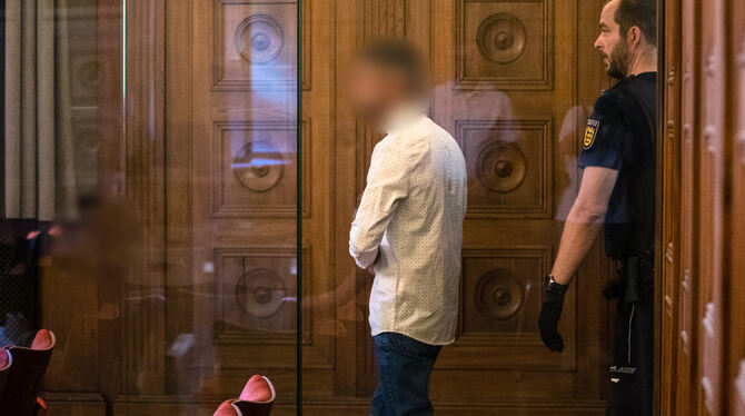 Der 20-jährige Angeklagte (links) wird von einem Justizbeamten in einen Saal des Landgerichts Tübingen geführt. Der Angeklagte s