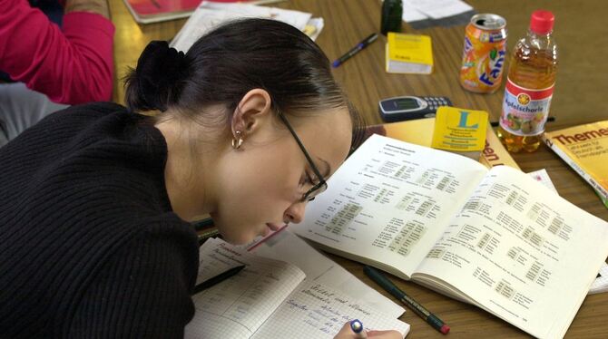 Eine Ukrainerin lernt in einer Stuttgarter Einrichtung Deutsch.  FOTO: NORBERT FÖRSTERLING/DPA