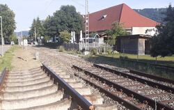 Schienen draußen, Unterbau wird saniert: am Bahnübergang in Neuhausen.  FOTO: PFISTERER