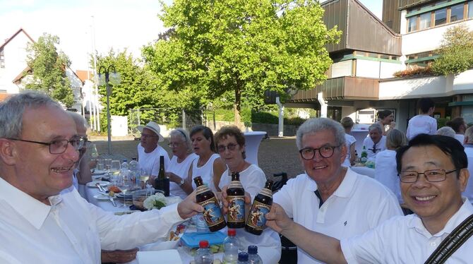 Zum White Dinner in Pliezhausen gab’s Rübgärtner Bier. Der katholische Pfarrer Dietmar Hermann, Diakon Esteban Rojas und der für