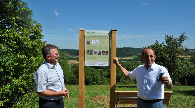 Mössingens OB Michael Bulander (links) und Unternehmer Nusret Eroglu, vor der neuen Infotafel zwischen Wanderweg und Patenschaft