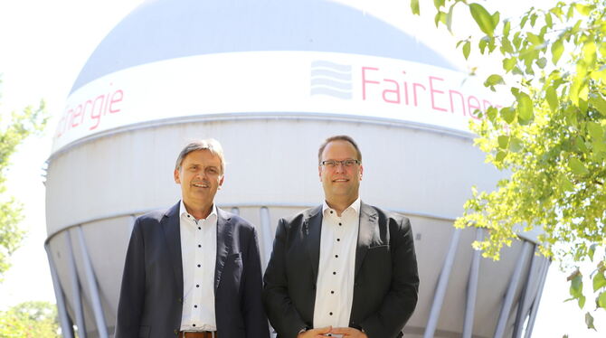 Klaus Saiger (links) und Jens Balcerek vor der markanten Gaskugel auf dem Gelände der Fair-Energie in der Reutlinger Hauffstraße
