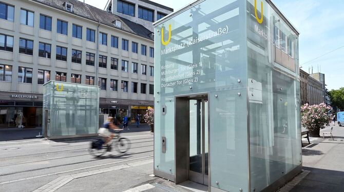Eine Aufzuganlage der Karlsruher U-Bahn steht am Marktplatz